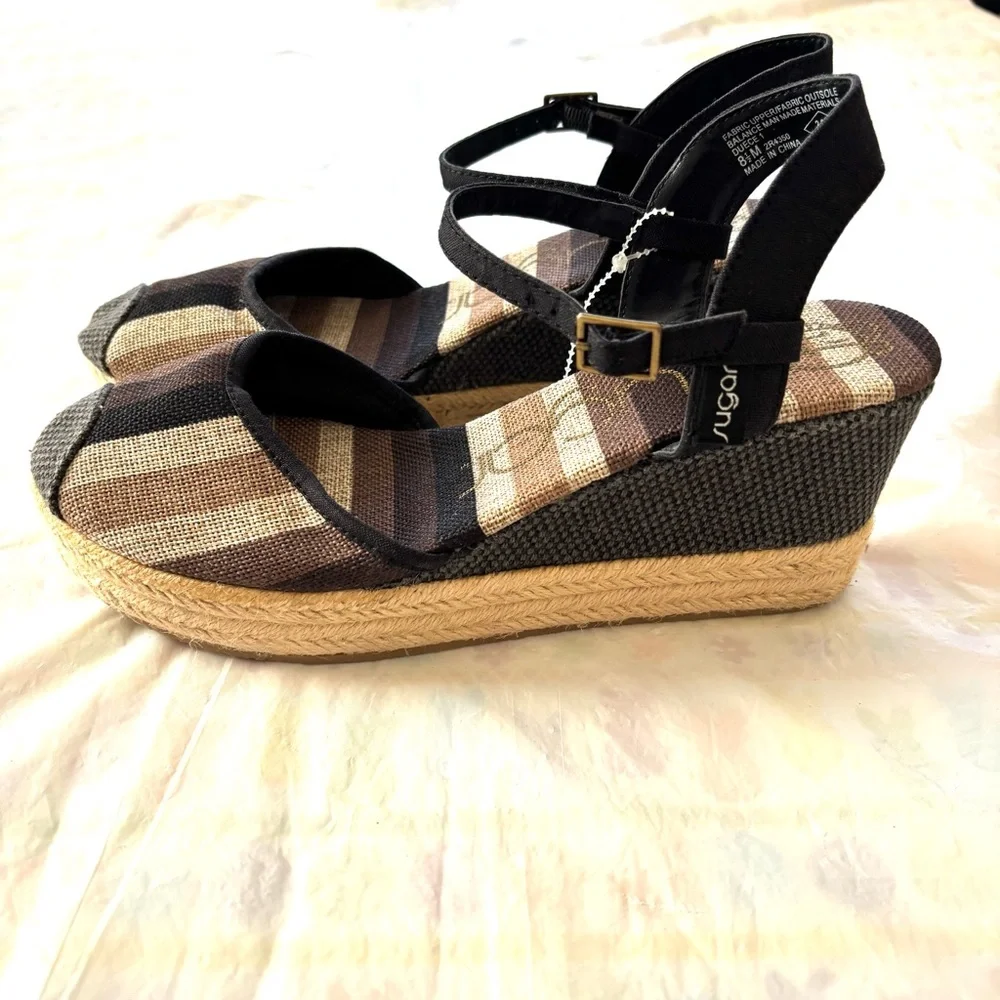 NWT Sugar Deuce Black Tan Wedge Sandals straps. SZ 8.5 M NWT has Sole Sticker